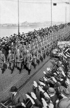 Adolf Hitler. Der Einzug der deutschen Truppen über die Mainzer Rheinbrücke am 7. März 1936. Entrée
