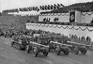 Adolf Hitler. Tag der Wehrmacht Nürnberg 1935: Motorisierte schwere Artillerie. Jour de l'Armée à