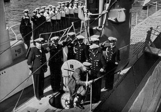 Adolf Hitler. Der Führer besichtigt im August 1935 in Kiel die ersten deutschen U-Boote. L Führer