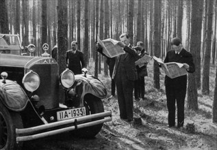 Adolf Hitler. Rast im Walde. Adolf Hitler. Halte en forêt.