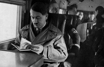 Adolf Hitler. Der Fürher im Flugseug. Adolf Hitler. Le Führer en avion.