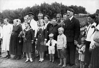 Adolf Hitler. Auf einer Fahrt durch Ostpreußen besuchte der Fürher eine Bauernfamilie. Adolf Hitler