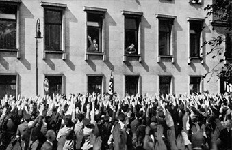 Adolf Hitler. Abordnung aus dem Saargebiet vor der Reichskanzlei. Délégation du territoire de la