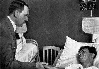 Adolf Hitler. Besuch bei den Opfern von Reinsdorf. Adolf Hitler. Visite aux victimes de Reinsdorf.