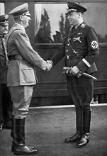 Adolf Hitler. Minister Darré begrüßt den Fürher anläBlicht des Erntedankfestes. Adolf Hitler. Le