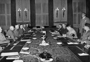 Adolf Hitler. Eine Sitzung der Reichsstatthalter in der Reichskanzlei unter Vorsitz des Führers.