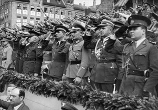Adolf Hitler. Die ausländischen Militärattachés am Parteitag in Nürnberg. Les attachés militaires