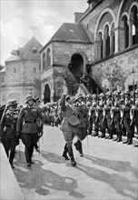 Adolf Hitler. Der Führer vor der Goslarer Kaiserpfalz am Erntedankfest 1934. Le Führer devant la