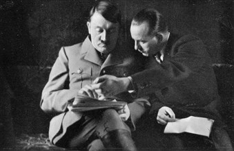 Adolf Hitler. Reichpressechef Dr. Dietrich unterbreitet dem Führer Presseberichte. Le docteur