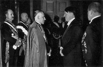 Adolf Hitler. Neujahrsempfang 1935. Der Führer spricht mit dem Doyen des diplomatischen Korps.