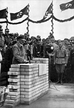 Adolf Hitler. Der Führer legt die Grundmauer zum Versammlungshaus im Adolf-Hitler-Koog. Le Führer