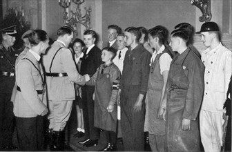 Adolf Hitler. Arbeitjugend beim Führer in der Reichskanzlei am 1. Mai 1934. Les jeunes travailleurs