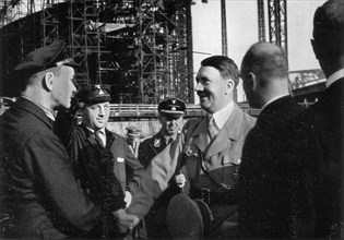 Adolf Hitler. 1934 auf der Werft bei Blohm & Voß. En 1934, sur le chantier naval de Blohm & Voß.