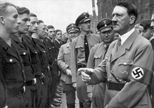 Adolf Hitler. Reichparteitag 1935. Der Fürher mit Dr. Ley bei den Werkscharen. Le Congrès du Parti