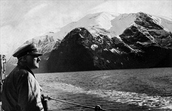 Adolf Hitler. An Bord eines Kriegsschiffes besuchte der Führer die norwegischen Fjorde. A bord d'un
