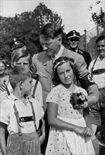 Adolf Hitler. Immer wieder sieht man den Führer auf Bildern von Kindern umgeben. Rechts Baldur von