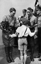 Adolf Hitler. Jungdeutschland begrüßt den Führer im Wahlkampf. Un jeune allemand salue le  Führer