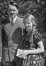 Adolf Hitler. Nachdem der Führer ihr ein Autogramm gab, hat sie auch noch das Glück, mit ihm