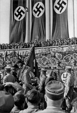 Adolf Hitler. Reichsparteitag 1934. Die Weihe der Standarten. Fête du Parti en 1934 avec la