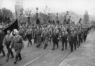 Adolf Hitler. Die Wiederholung des historischen Marsches am 9. November 1934. La répétition des