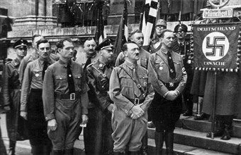 Adolf Hitler. Am 9. November 1934 vor der Feldherrnhalle Der Führer mit seinem Stellvertreter