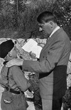 Adolf Hitler. Ein Pimpf übergibt dem Führer einem Brief seiner kranken Mutter. Un gamin remet au