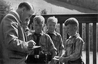 Adolf Hitler. Pimpfe beim Führer. Des enfants chez le Führer.