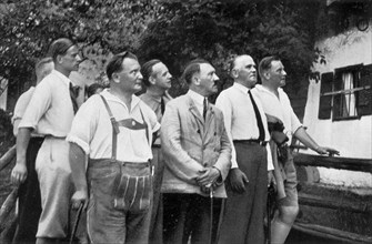 Adolf Hitler. Der Führer während des Sommerurlaubs vor dem Bruckerlehen bei Obersalzberg, wo