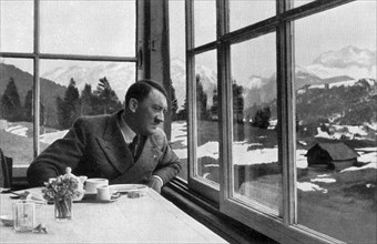 Adolf Hitler. Auf der G'schwandner Alm bei Garmisch. A l'auberge di Cygne à Garmish.