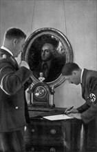 Adolf Hitler. In der Reichskanzlei: Der Führer und sein Stabschef Lütze. A la Chancellerie. Le