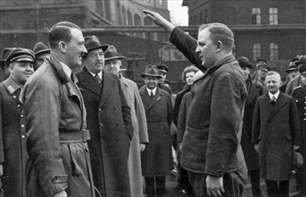 Adolf Hitler. Besuch in einer Fabrik. Ein Vertreter der Belegschaft begrüßt den Führer. Visite