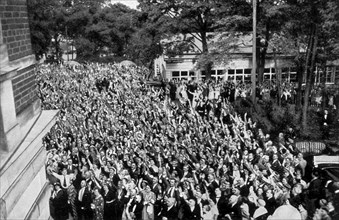 Adolf Hitler. La foule salue le Führer au balcon.