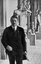 Adolf Hitler. Der Führer verläßt ein Künstleratelier in der Akademie der bildenden Künste in Müchen