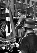 Adolf Hitler. Die Blutfahne von 1923 auf dem Reichsparteitag in Nürnberg. Le drapeau ensanglanté de