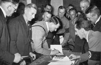 Adolf Hitler. Eine historische Stätte. Der Führer und Dr. Goebbels besuchen das Zimmer im