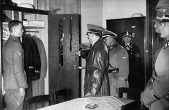 Adolf Hitler. Adolf Hitler besucht seine Leibstandarte Neben dem Führer SS-Obergruppenführer Josef