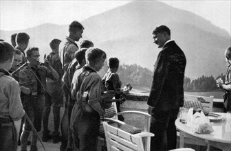 Adolf Hitler. Hitler-Jugend als Gast am Obersalzberg. Le jeunesses hitlériennes sont les hôtes de
