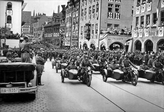 Adolf Hitler. Motor-SA vor dem Führer auf dem Reichsparteitag 1935. Les SA motorisés à la Fête du