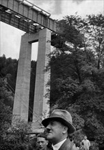 Adolf Hitler. Im sommer 1935 an der Marigfallbrücke. En été 1935, au pont de Marigfall.