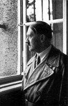 Adolf Hitler. Besuch des Führers nach 10 Jahren. Am Fenster seiner Zelle. Visite du Führer 10 ans