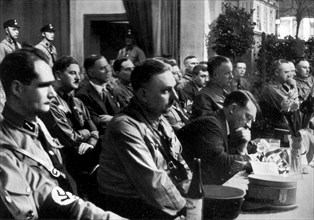 Adolf Hitler. Auf einer Tagung in der Kampfzeit. Ein Redner spricht, der Führer macht kurze Notizen