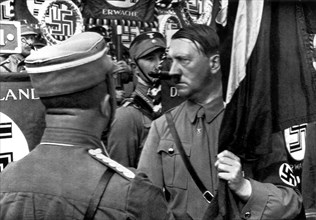 Adolf Hitler. Der Führer weiht die Standarten auf dem Parteitage der Freiheit. Le Führer salue les