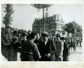 Août 1941. Pierre Laval assiste au départ du premier contingent de volontaires pour le front russe.
