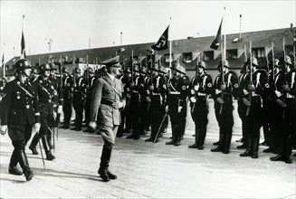 Photo d'Hitler passant en revue des troupes SS. Tirage non daté et non légendé.