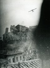 1936. Guerre d'Espagne: L’Alcazar attaqué par un avion.