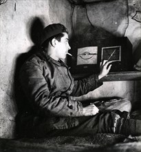 Guerre 39-45. Ligne Maginot. A l'intérieur, les hommes se détendent en écoutant la radio.