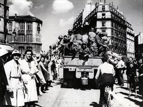 Parisians cheer their liberators, 1945