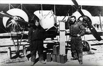 Airmen in front of a Caudron G.4