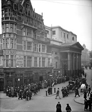 A large queue outside the Lyceum Theatre, London, 1909