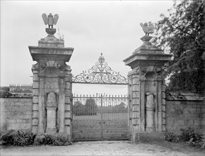 Gateway at Thorpe Hall, Longthorpe, Peterborough, Cambridgeshire, 1928